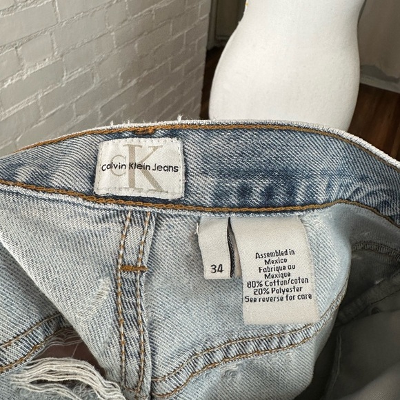 Calvin Klein 2000s Light Wash High Waisted Distressed Denim Shorts - Picture 7 of 9